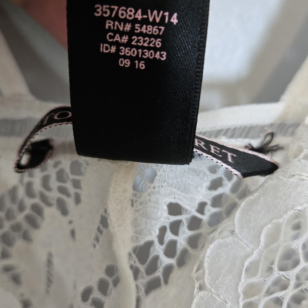 Victoria's Secret Off White Lace Bodysuit M Floral Sheer Teddy Snap Bridal - Picture 8 of 9